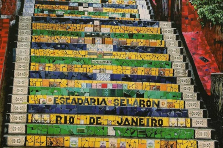 
	Escadaria Selar&oacute;n, na Lapa: ateli&ecirc; do artista chileno Jorge Selar&oacute;n fica ao lado da escadaria coberta de azulejos coloridos
 (Donmatas/Wikimedia Commons)