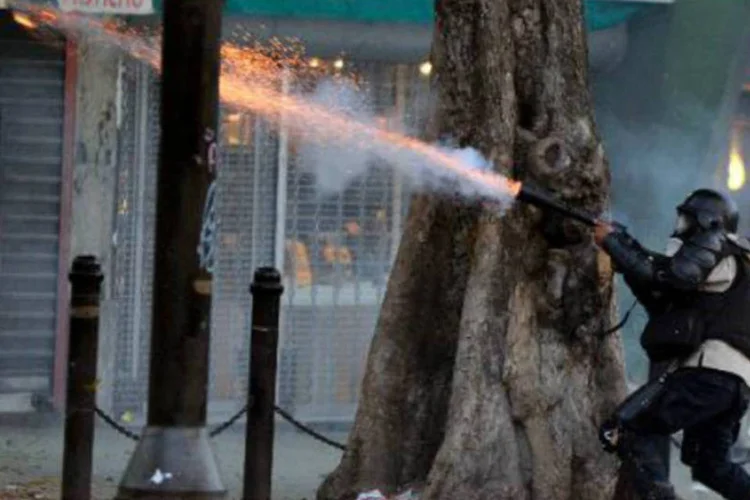 
	Policial dispara contra manifestantes durante protesto na Venezuela: temos 31 pessoas falecidas, das quais 25 s&atilde;o civis e seis policiais, disse procuradora-geral
 (AFP)