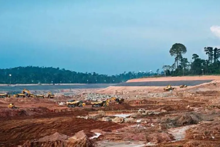 
	Escava&ccedil;&atilde;o do trecho que vai levar &aacute;gua do rio Xingu &agrave; futura represa de Belo Monte: o cons&oacute;rcio IE Belo Monte conquistou o linh&atilde;o que escoar&aacute; a energia da usina do Rio Xingu at&eacute; a divisa de Minas e SP
 (Germano Lüders/EXAME.com)