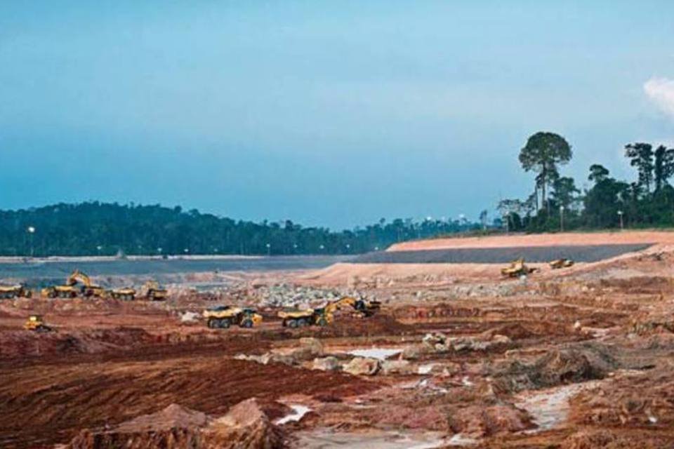 Obra em Belo Monte é retomada, índios ficam em escritório