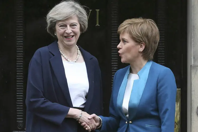 
	Nicola Sturgeon e Theresa May: Sturgeon quer que a Esc&oacute;cia permane&ccedil;a na Uni&atilde;o Europeia, e assim a maioria dos escoceses votou
 (Russell Cheyne / Reuters)