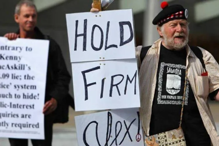 Protestos contra libertação de al-Megrahi, condenado pelo atentado de Lockerbie (Jeff J Mitchell/Getty Images)
