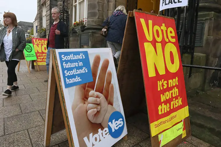 Pessoas deixam local de votação durante referendo sobre a independência da Escócia (REUTERS/Paul Hackett)