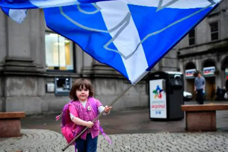 Criança balança bandeira pró-independência da Escócia (Ben Stansall/AFP)