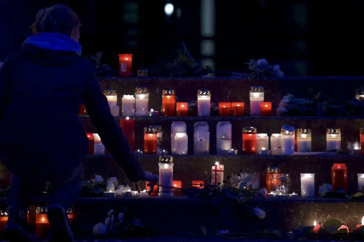 Velas são acesas em escola alemã em Haltern am See, em estado de choque após morte de 16 alunos em acidente aéreo na França (Kirsten Neumann/Reuters)