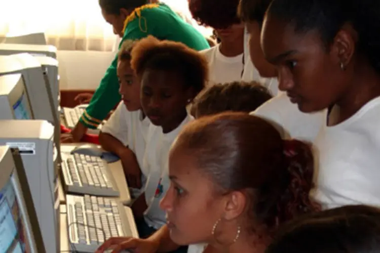 Alunos da rede municipal de escola em São Paulo usam computadores com banda larga