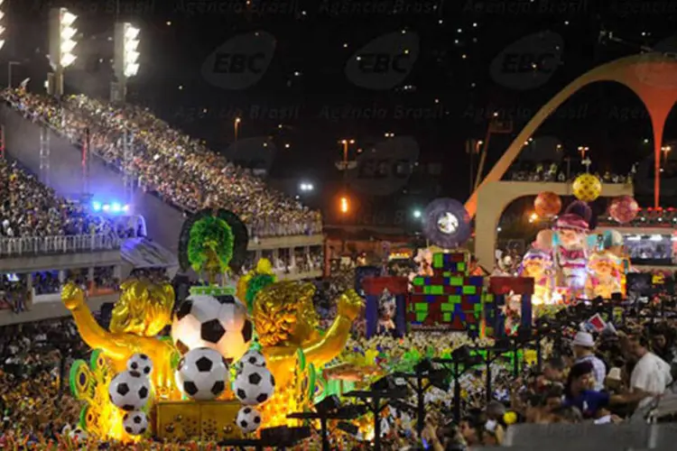 
	Escolas de samba do Grupo Especial se apresentam no Samb&oacute;dromo da Marqu&ecirc;s de Sapuca&iacute;, no segundo dia de desfiles: a Beija-Flor ficou na pior posi&ccedil;&atilde;o desde 1992
 (Fernando Frazão/Agência Brasil)