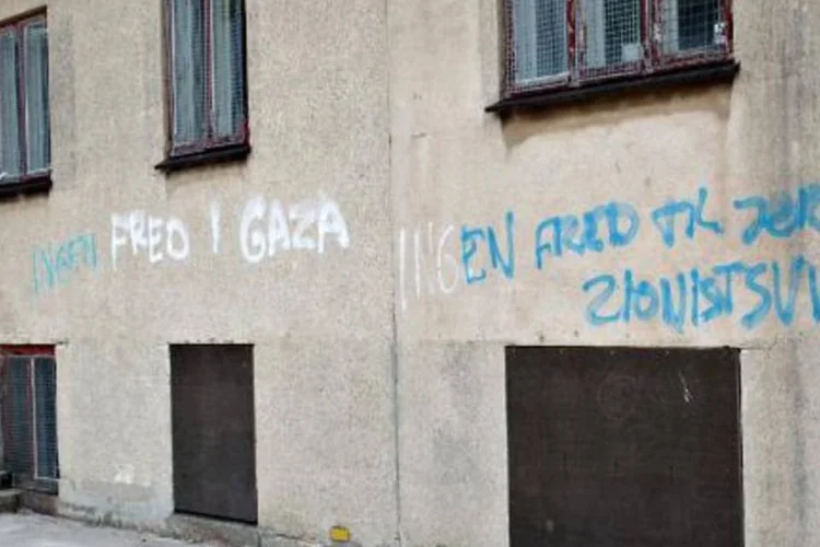 Uma escola judaica em Copenhague foi atacada por vândalos, que destruíram suas janelas e fizeram pichações nas paredes (Erik Refner/AFP)