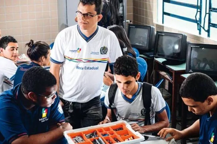 
	Escola: docente poder&aacute; se cadastrar no portal para ter acesso a material did&aacute;tico de capacita&ccedil;&atilde;o destinado a orientar estudantes e participar de cursos de forma&ccedil;&atilde;o online (Alexandre Battibugli/EXAME)