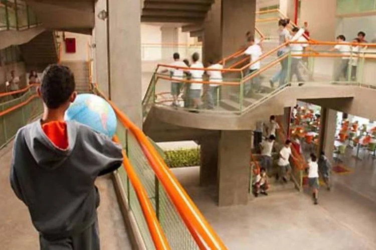 Escola em São Paulo: alunos ainda apresentam poucos anos de estudo (.)