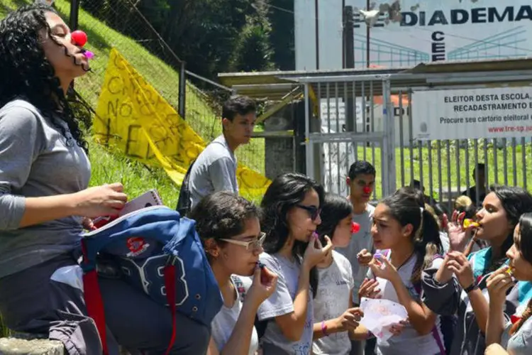 
	Escola Estadual de Diadema ocupada: os manifestantes protestam contra a reorganiza&ccedil;&atilde;o escolar que ser&aacute; implantada em janeiro de 2016 pela Secretaria de Educa&ccedil;&atilde;o
 (Rovena Rosa/ Agência Brasil)
