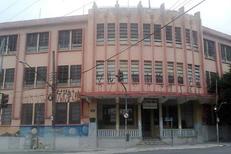
	Escola estadual em S&atilde;o Paulo: em m&eacute;dia, estudantes ficaram sem aula 6 vezes ao m&ecirc;s devido &agrave; falta de professor e 64% indicam que esse hor&aacute;rio vago n&atilde;o &eacute; preenchido por professor substituto
 (Dornicke/Wikimedia Commons)