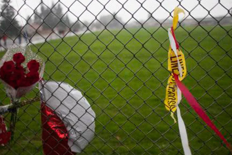 Estudantes da Marysville-Pilchuck High School criaram um memorial na área da escola
 (David Ryder/AFP)