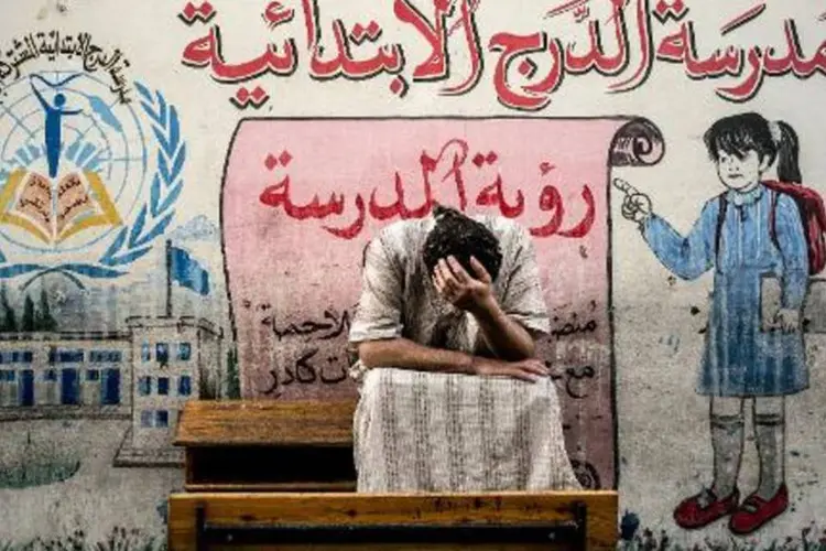 Deslocado palestino em escola da ONU, em Gaza (Marco Longari/AFP)