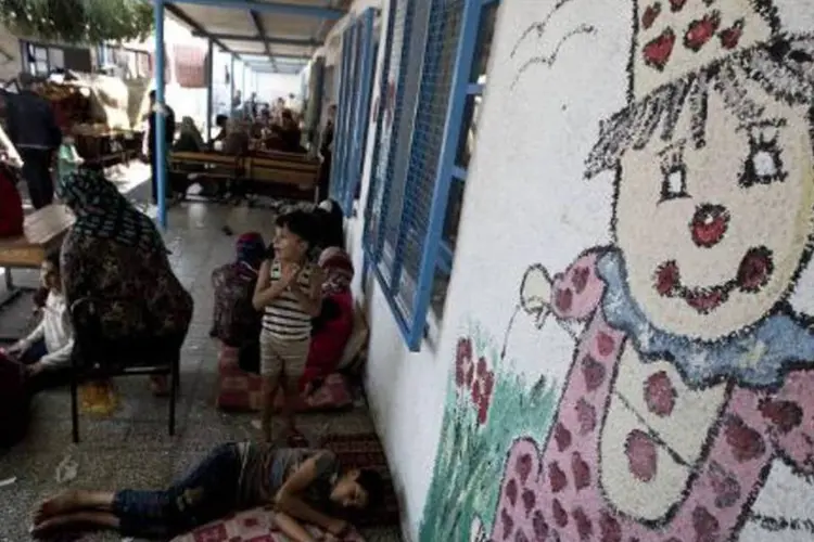 Deslocados palestinos em escola da ONU em Jabalia, depois de ataque aéreo israelense (Mahmud Hams/AFP)
