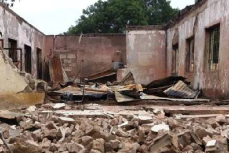 
	Escola destru&iacute;da por explos&atilde;o na Nig&eacute;ria: ataque desta ter&ccedil;a foi o mais recente de s&eacute;rie que somente neste m&ecirc;s deixou mais de 300 mortos
 (Aminu Abubaka/AFP)