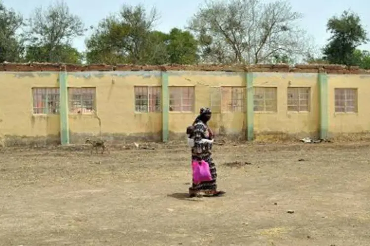 Nigeriana passa por escola de Chibok onde alunas foram sequestradas pelo grupo islamita Boko Haram (AFP)