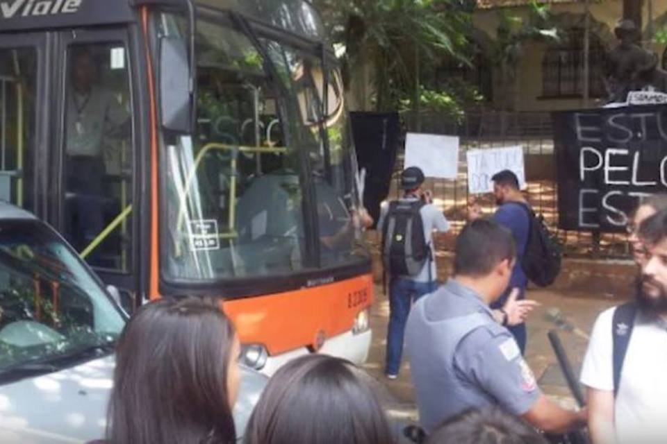 Governo de SP pede reintegração de escola invadida