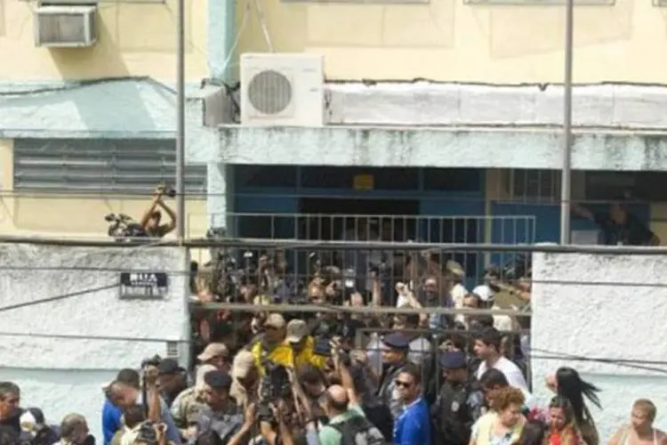 Aglomeração na Escola Municipal Tasso da Silveira, após tragédia (Antonio Scorza/AFP)