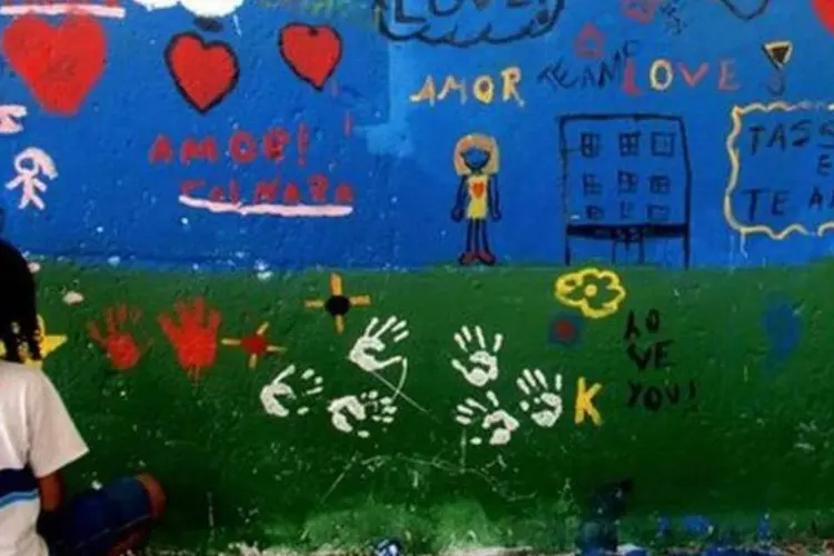 Reconstrução: alunos pintam os muros internos da Escola Municipal Tasso da Silveira (Arquivo Pessoal)