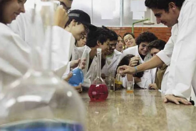 Aula de química, em escola técnica: Pronatec deve ser lançado em março (Mario Rodrigues/Veja SP)