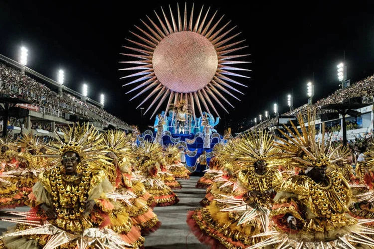 
	Carnaval: as escolas de samba do Grupo Especial do Rio de Janeiro apertaram o cinto para construir seus desfiles neste ano
 (AFP PHOTO / YASUYOSHI CHIBA)