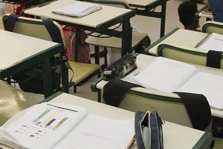 
	Carteiras na sala de aula: o professor acredita que a educa&ccedil;&atilde;o no Brasil tem melhorado, mas de uma forma muito lenta
 (Marcos Santos/USP Imagens)