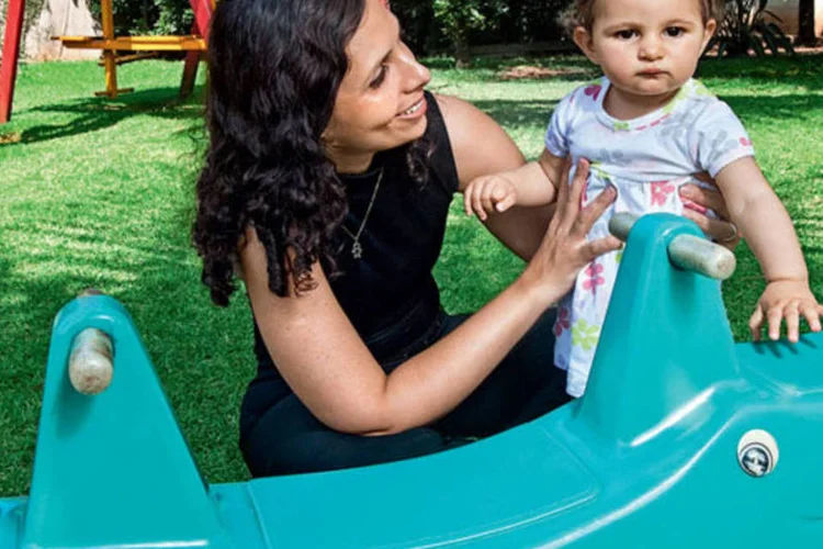 Juliana Bueno e a filha, Luana: desconto de 50% na quitação do ano letivo de 2014 (Fabiano Accorsi)