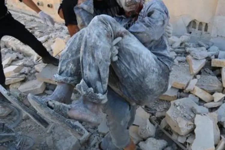 Homem é resgatado dos escombros de um prédio em Alepo, na Síria (Zein Al-Rifai/AFP)