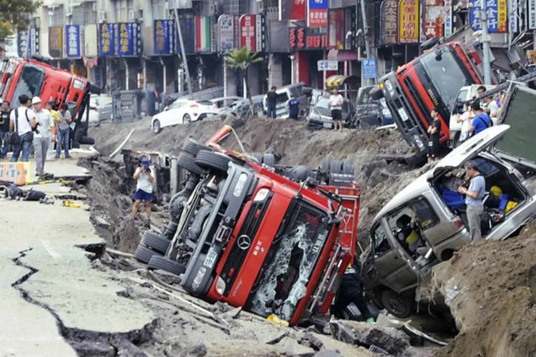 Explosão em Taiwan: edificações inteiras ficaram em chamas e pequenas lojas foram reduzidas a escombros (Michael Wang/Reuters)