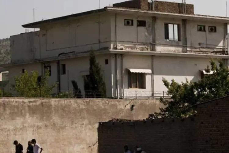 Casa de Bin Laden, em Abbottabad, no Paquistão, tinha oito vezes o tamanho médio das casas da região e era cercada por muros de cinco metros de altura (Getty Images)