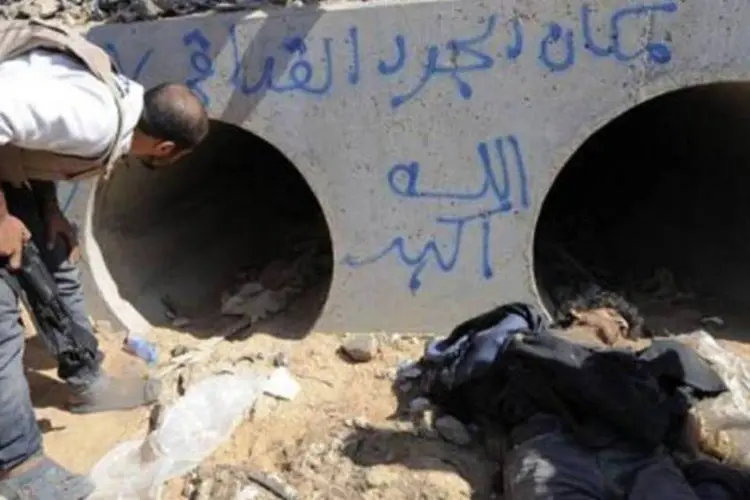 O túnel no qual Muammar Kadafi estava escondido, segundo os rebeldes (Philippe Desmazes/AFP)