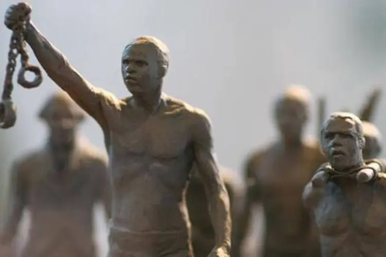 Maquete de 2008 de estátua proposta para o Hyde Park de Londres em homenagem aos escravos
 (Ben Stansall/AFP)