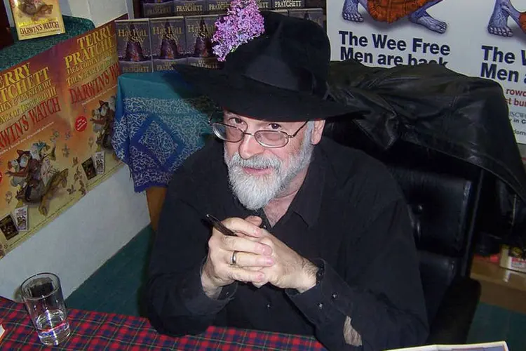 
	Escritor Terry Pratchett: o autor de mais de 70 romances morreu em mar&ccedil;o, aos 66 anos, e j&aacute; vendou mais de 85 milh&otilde;es de exemplares
 (Wikicommons / Luk)