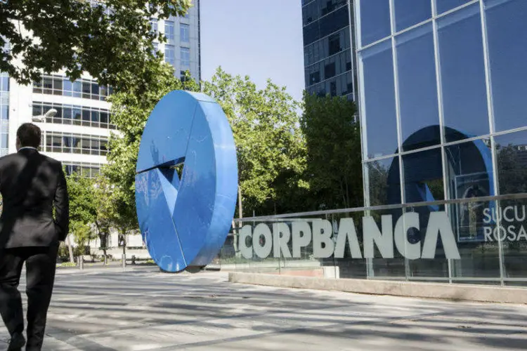 Homem caminha em frente a escritório do Corpbanca em Santiago, Chile (Ronald Patrick/Bloomberg/Divulgação)
