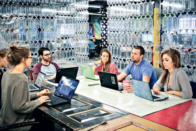 Escritório da TerraCycle em Trenton, Nova Jersey: de baias com discos de vinil a paredes de garrafas plásticas (Cristopher Crane)