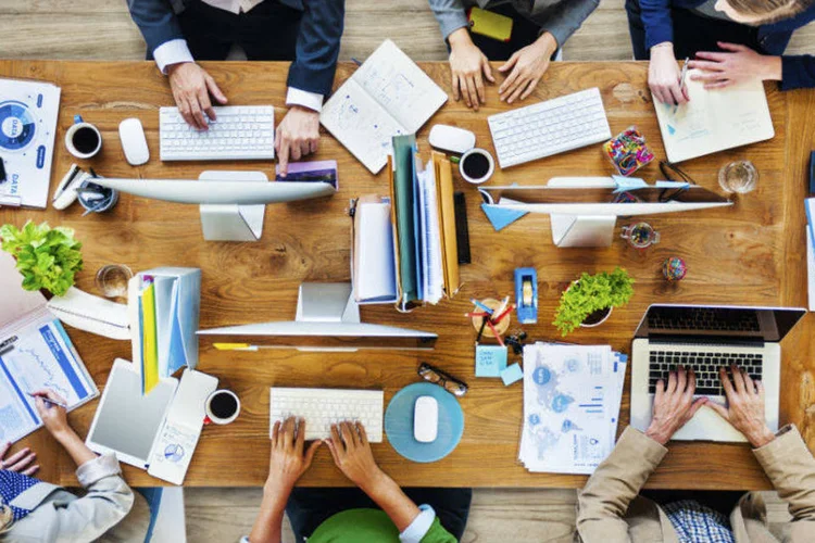 
	Escrit&oacute;rio: falta de paredes cria a sensa&ccedil;&atilde;o de que todos est&atilde;o dispon&iacute;veis o tempo todo
 (Thinkstock/Robert Churchill)