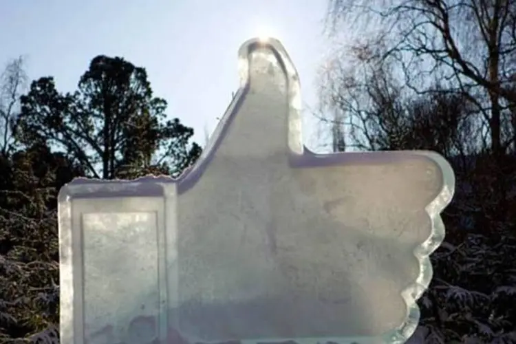 Escultura de gelo do Facebook em Luleå, Suécia (Divulgação)