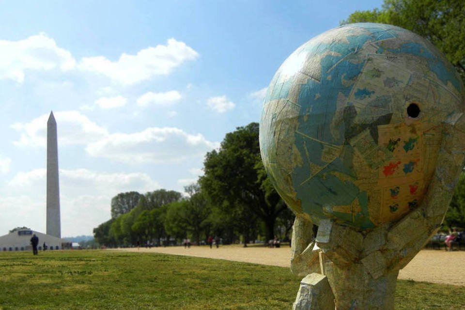 Escultura de material reciclável do mito de Atlas colocada no National Mall em Washington DC nos EUA (NTT72USA/WikimediaCommons)