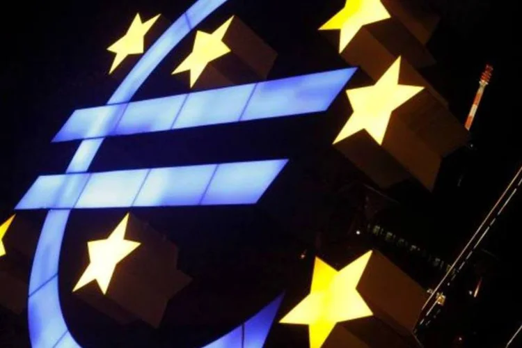 
	Escultura do euro em frente do BCE na cidade de Frankfurt, Alemanha: o crescimento retornar&aacute; ao bloco apenas em 2014
 (Alex Domanski/Reuters)