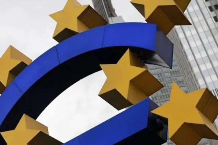 
	Topo da escultura do euro na frente do BCE: Portugal se comprometeu a executar um programa de austeridade que aumentou a recess&atilde;o
 (Alex Domanski/Reuters)