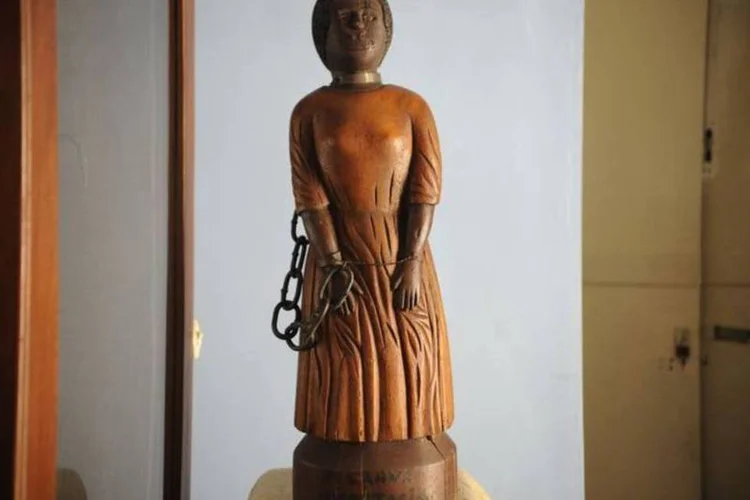 
	Escultura de escrava: Lei &Aacute;urea n&atilde;o garantiu oportunidades para negros, diz fundador do Olodum
 (Tomaz Silva/ABr)