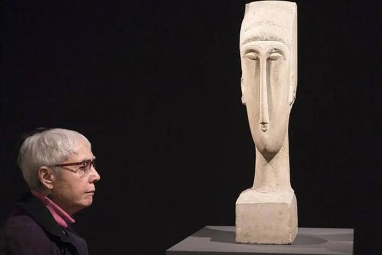 Escultura "Tête", de Amadeo Modigliani, na casa de leilões Sotheby's, em Nova York (Shannon Stapleton/Reuters)