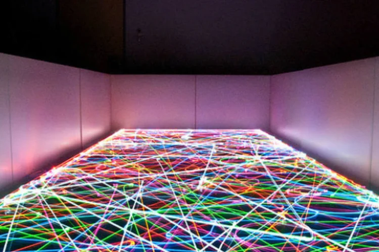 Escultura de LED com aspirador (IBR Algorithm Group/Divulgação)