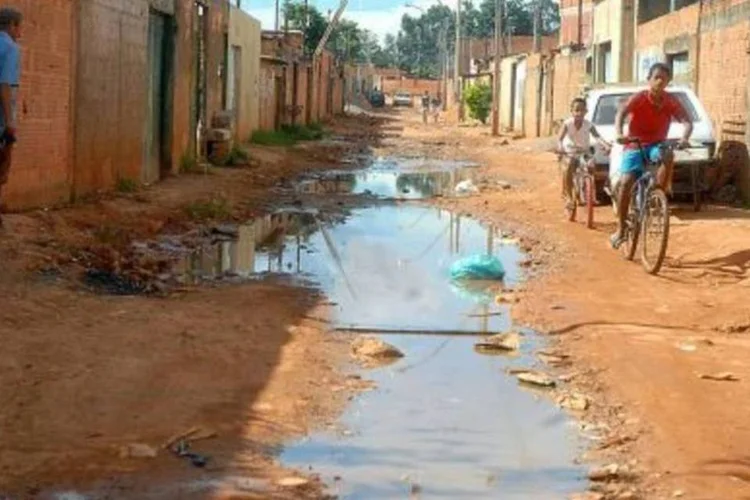 De acordo com o IBGE, muitas moradias brasileiras ainda não têm rede de esgoto (.)