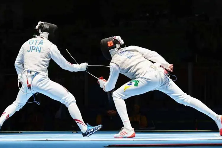 O brasileiro Guilherme Toldo compete contra o austríaco Rene Pranz em disputa de esgrima na Olimpíada 2016 (Alex Livesey/Getty Images)