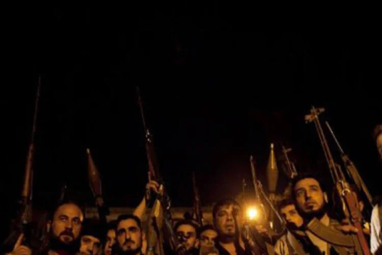 Rebeldes sírios: o Observatório Sírio dos Direitos Humanos (OSDH) confirmou a perda de terreno por parte do exército governamental (©AFP / Achilleas Zavallis)