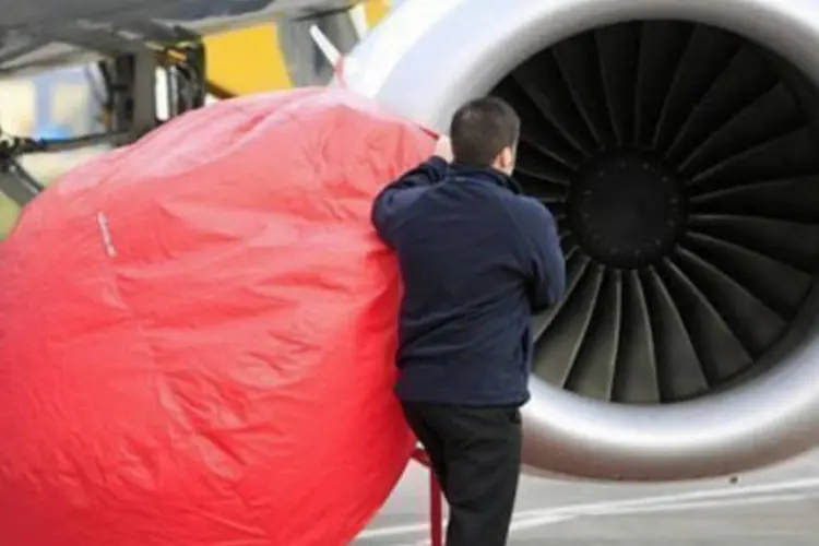 Proteção contra poeira para a turbina de um avião estacionado no Aeroporto de Belfast (.)