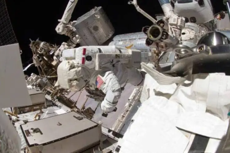 O astronauta Greg Chamitoff faz a última caminhada pelo espaço: Endeavour já começou a viagem de volta (NASA)