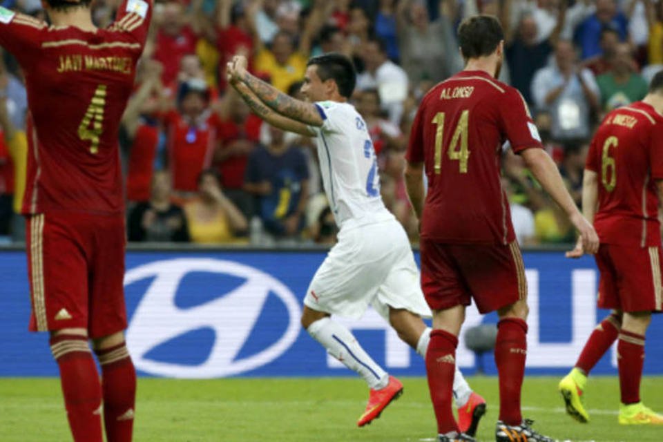 Espanha perde com olé do Chile e está fora da Copa